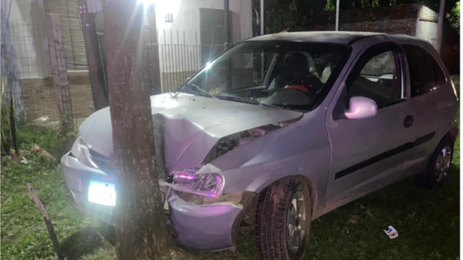 La Policía detuvo a los dos ocupantes del auto, que era perseguido porque se fugó, luego de que chocaran contra un árbol en Bella Unión.