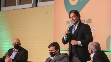 Lacalle Pou convocó al GACH para hablar de vacunas