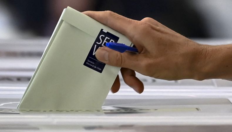 Chile vota pendiente de indecisos en su elección más incierta en 31 años