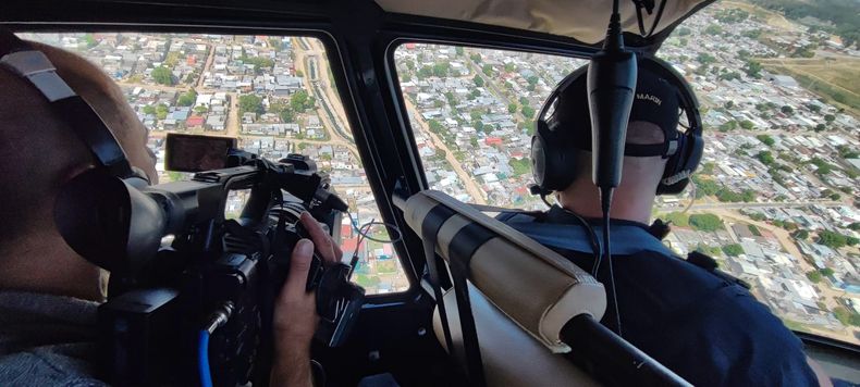 Así opera la unidad aérea policial en incendios: Telenoche voló sobre Montevideo durante un operativo.