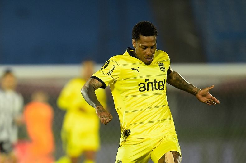 Peñarol ganó con un golazo de chilena de Abel Hernández en la hora y terminó cuarto en el Apertura