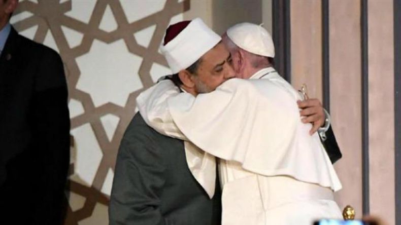El papa pide en El Cairo un no a violencia en nombre de Dios