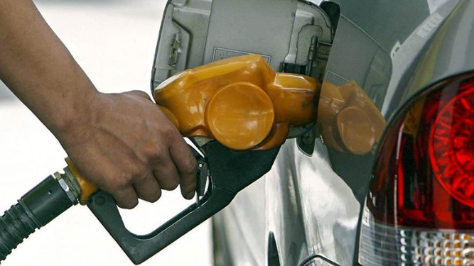 Leve baja de los combustibles a partir del domingo; el supergás permanece al mismo precio