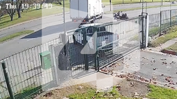 Dos ocupantes de una moto resultaron lesionados tras chocar contra un camión en barrio Lavalleja