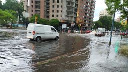 Esquina de Avenida del Libertador y La Paz inundada por intensas lluvias. (Foto de archivo)