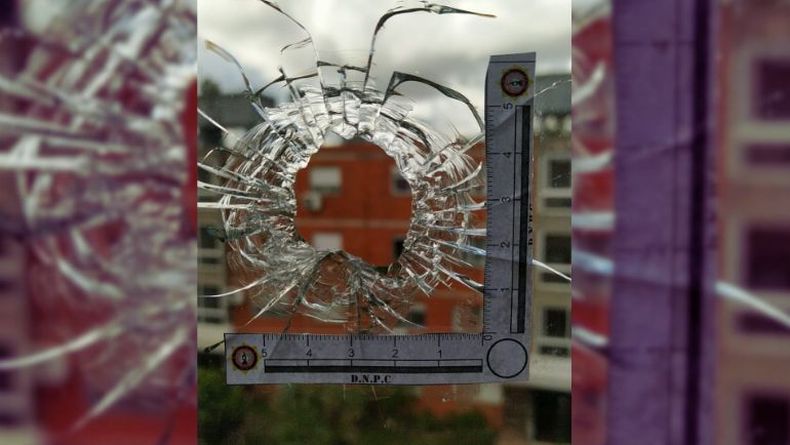 Bala ingresó por la ventana de un apartamento en Villa Española