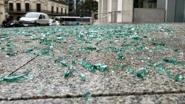 Cayó al vacío uno de los vidrios que recubre la fachada de Torre Ejecutiva