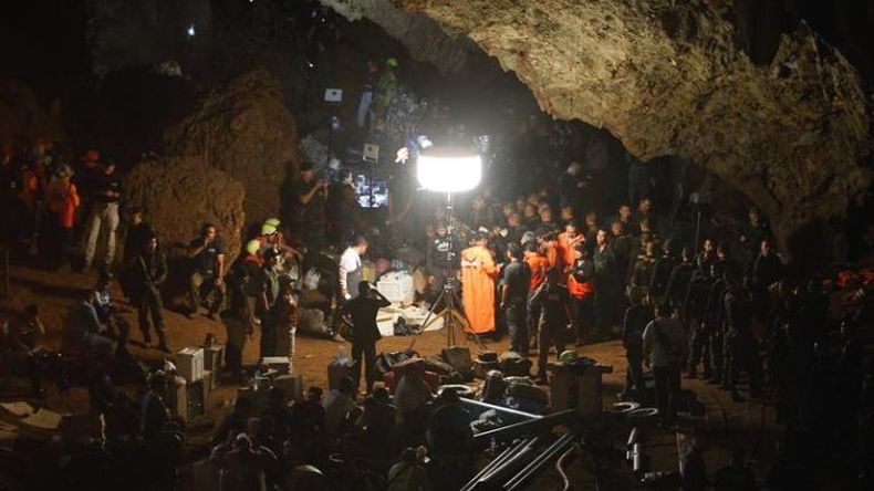 Buscan a 12 menores atrapados en una cueva de Tailandía