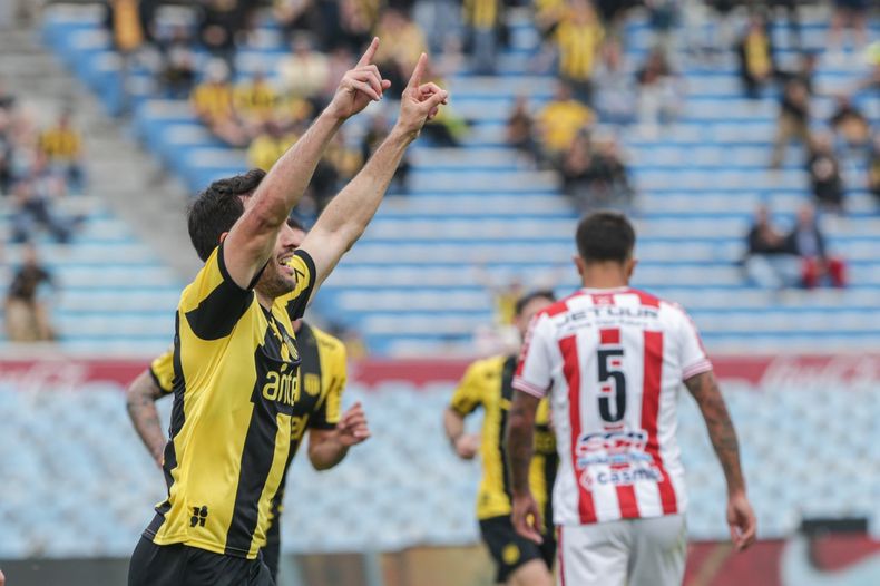 Peñarol venció 3-0 a River y continúa en lo más alto del torneo clausura y tabla  anual por el fútbol profesional uruguayo.