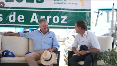 El ministro de Ganadería, Fernando Mattos, y el presidente Luis Lacalle Pou participaron de la inauguración de la cosecha de arroz 2023.