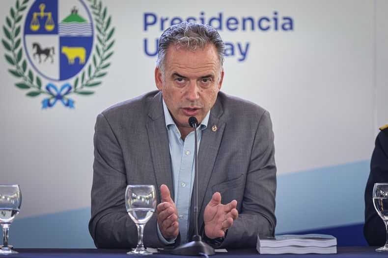 Yamandú Orsi señaló que con donación de camioneta "avienta cualquier tipo de especulación posterior"