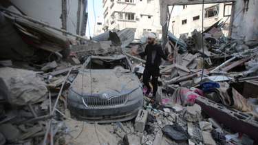 Un palestino inspecciona los daños en el campo de refugiados de Shati en la ciudad de Gaza el 6 de noviembre de 2023.