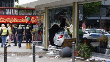 un muerto y ocho heridos por vehiculo que atropello a peatones en berlin