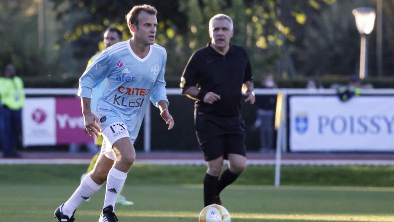 Emmanuel Macron disputa un partido de fútbol solidario