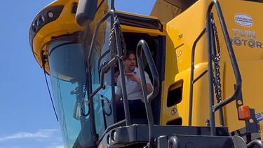 El presidente Luis Lacalle Pou manejó una máquina agrícola en la inauguración de la cosecha de trigo.