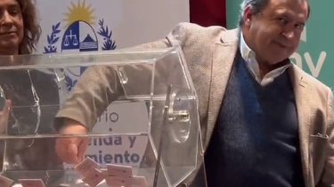 El ministro Raúl Lozano en el primer sorteo 2023 para cooperativas de viviendas.