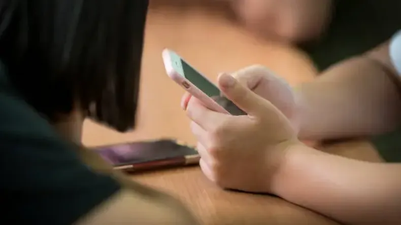 Proponen prohibir celulares en escuelas y liceos: Mahía plantea regular su uso en clase