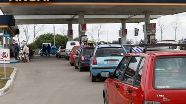 Gobierno postergará por un mes el aumento de precios del combustible