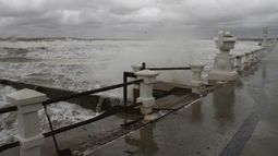 Inumet advierte por vientos muy fuertes y persistentes para parte del país y hay alertas Naranja y Amarilla