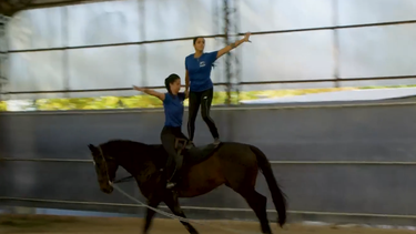 Cruce de Campeones: el surfista Martín Ottado dejó la tabla y probó gimnasia arriba de un caballo
