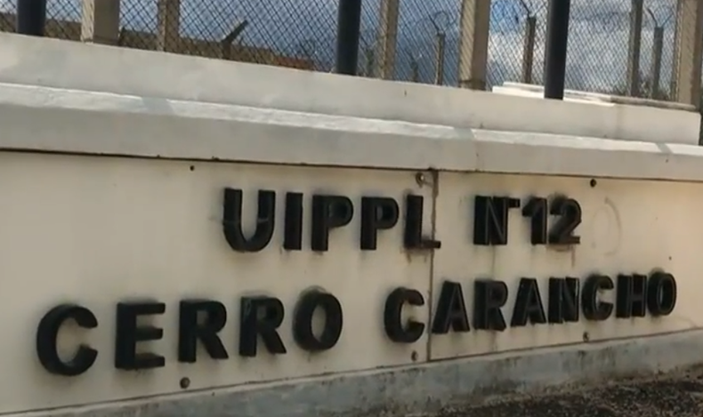 El policía de 53 años pretendía ingresar pasta base, cocaína y celulares.