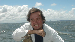 Alfredo Etchegaray con el águila cuando fue rescatada del Río de la Plata.