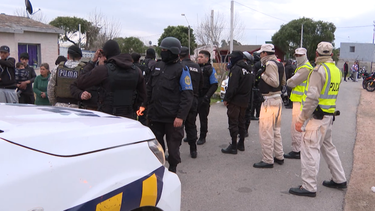 Dos policías resultaron lesionados en un enfrentamiento con vecinos.