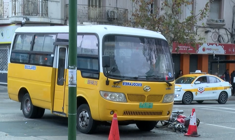 Un motociclista resultó politraumatizado tras chocar con minibús escolar en La Unión