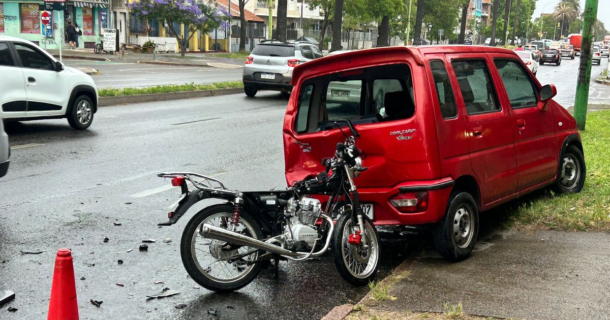 Choque entre una moto y un auto dejó un motociclista con traumatismo de ...