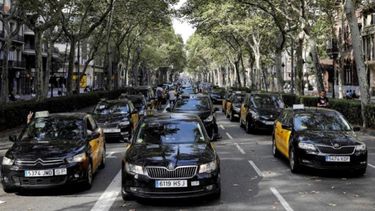 Huelga de taxistas contra Uber y Cabify se extiende por España