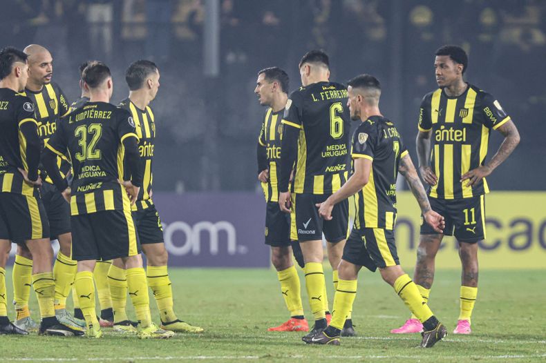 Peñarol cerró la Libertadores con derrota ante Independiente Santa Fe y quedó eliminado de todo
