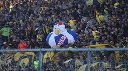 Piedras, incendio y una gallina inflable: los incidentes que empañaron el clásico