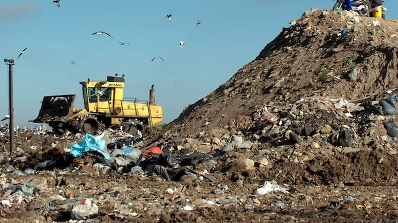 Encontraron el cuerpo de un hombre entre la basura en la usina de Felipe Cardoso