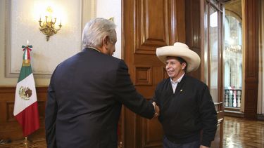 El presidente de México, Manuel López Obrador, y el exmandatario peruano Pedro Castillo.
