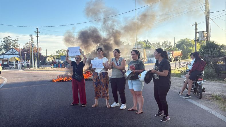 Reclamo por falta de agua en Empalme Sauce: vecinos protestaron con quema de cubiertas.