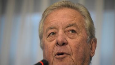 El senador Carlos Moreira se cayó durante una conferencia de prensa del Directorio del Partido Nacional.