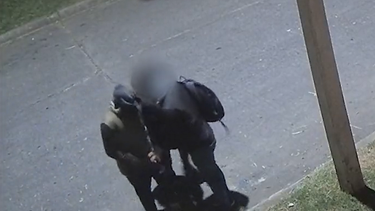 La Policía logró detener a dos hombres que le robaron a un joven en La Teja.