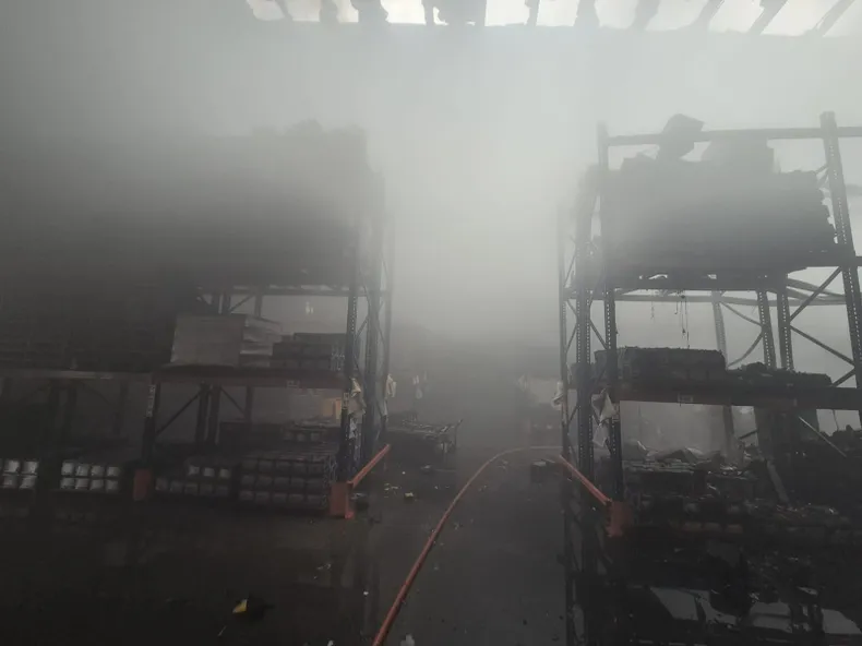 Se incendió un depósito de baterías en Barros Blancos: Bomberos controló el siniestro y no hubo lesionados