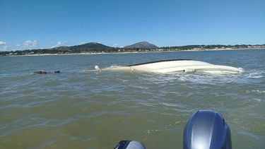 Una embarcación deportiva se hundió frente a las costas de Playa Hermosa; sus ocupantes resultaron ilesos