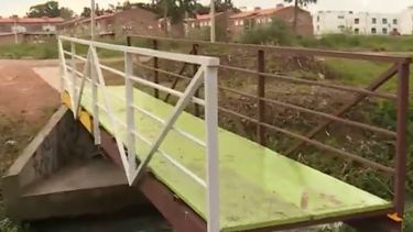 Inauguraron puente para que alumnos puedan llegar a la escuela