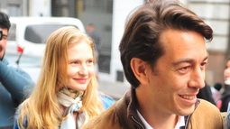 El senador Juan Saroti y su esposa Yekaterina Rybolóvleva