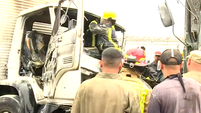 Siniestro de tránsito en Colonia Nicolich: Bomberos realizó un operativo para rescatar a chofer atrapado