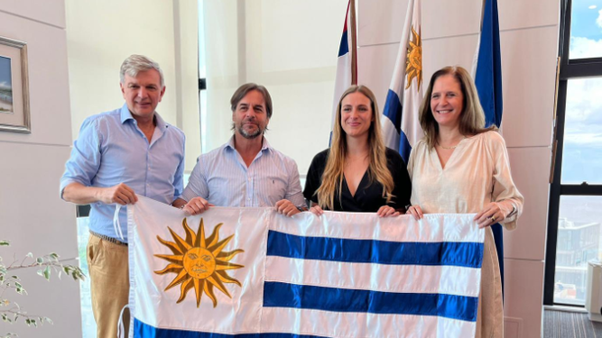 La piloto uruguaya Patricia Pita participará del Dakar 2024 y recibió el pabellón nacional de mano del presidente Luis Lacalle Pou.