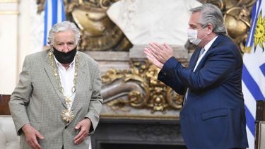 José Mujica fue condecorado en Argentina por alto grado de honor