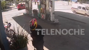 Vestido de policía rapiñó una papelería en Bella Italia; se cree que también robó una estación de servicio