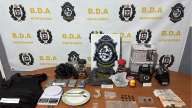 Detuvieron a una mujer en allanamiento antidrogas y le incautaron sustancias y municiones Detuvieron a una mujer en allanamiento antidrogas y le incautaron sustancias y municiones