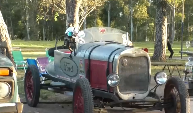 Encuentro internacional de autos clásicos en Melo.
