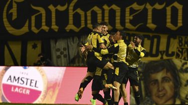 Peñarol recibe a Paranaense este jueves y se ilusiona con un lugar en la final