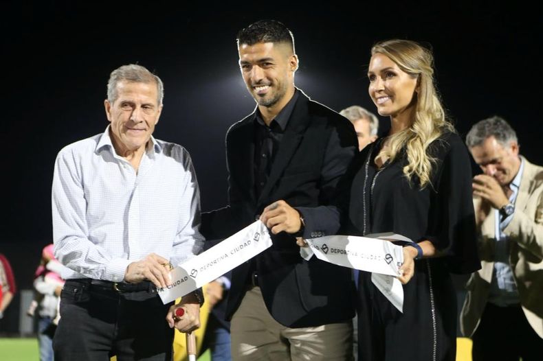 Luis Suárez invitó al Maestro Tabárez a cortar la cinta de inauguración de su Ciudad Deportiva.