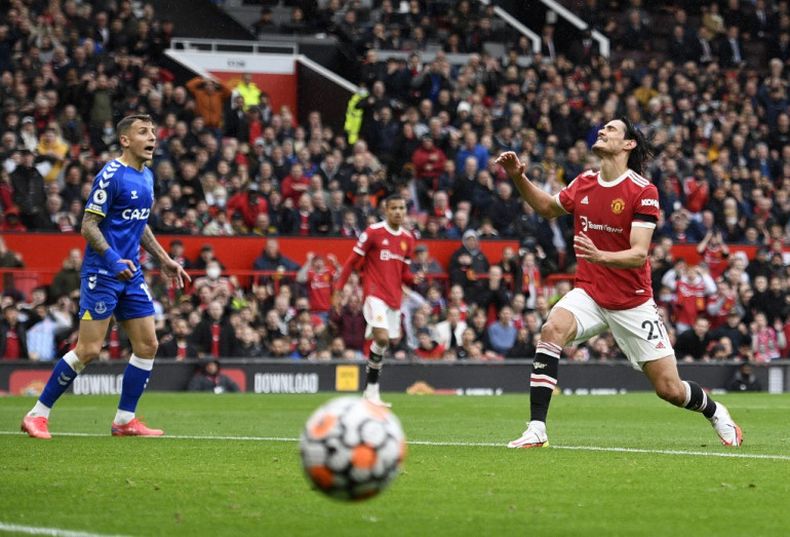 Con Cavani de titular Manchester United no pudo con el Everton